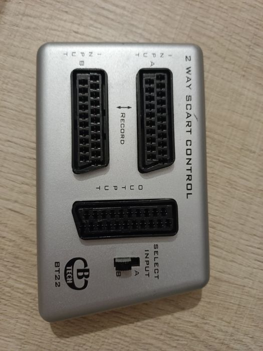 SCART switcher (2 input 1 output) c/oferta de um Cabo SCART (21 pin)