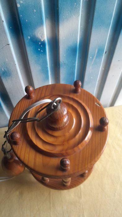 Candeeiro de teto em madeira