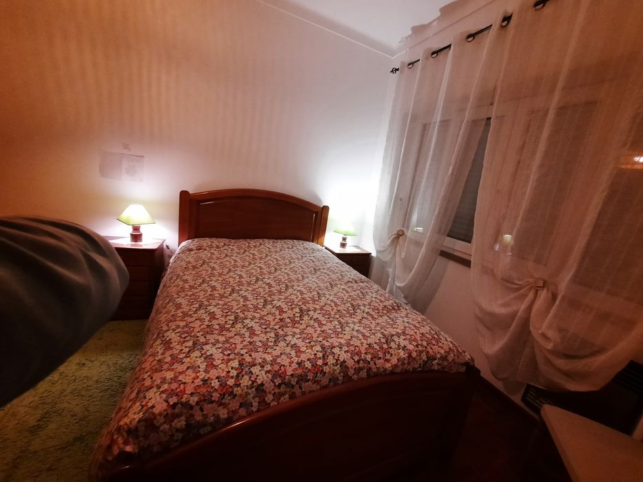 Mobilia de quarto em madeira