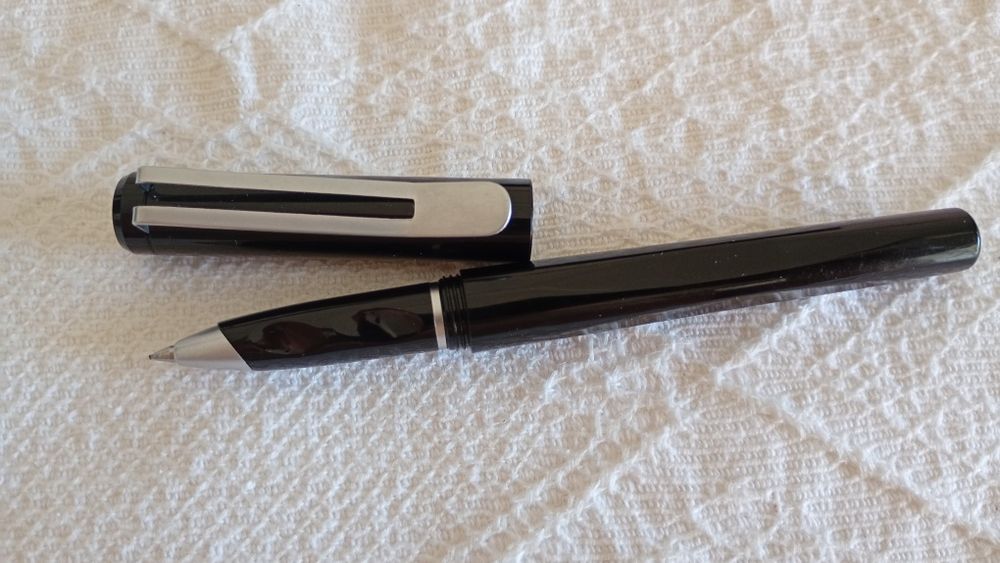 Caneta da Pierre Cardin. Nova. Com embalagem