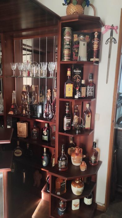 Bar de canto em mogno com laterais.