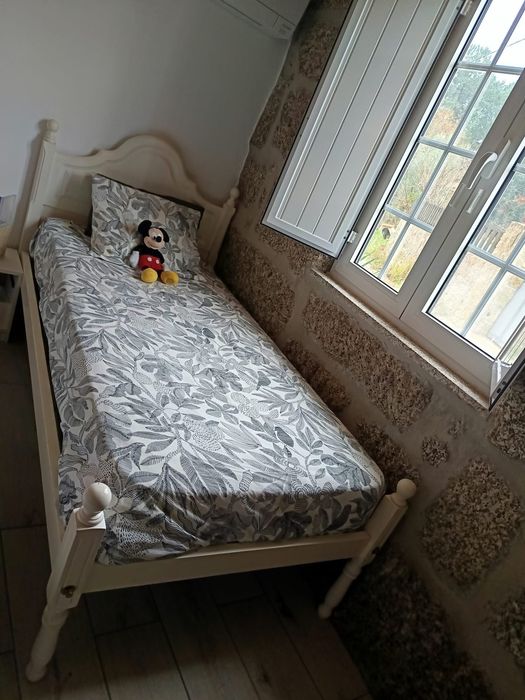 Cama de solteiro branca