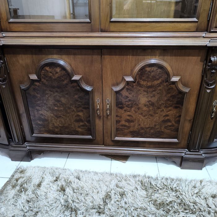 Cristaleira de sala clássica