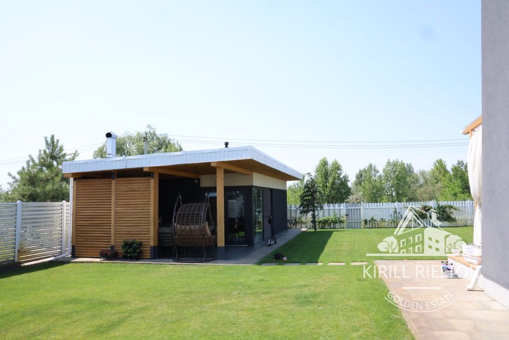 В городке "Золотые Ключи" продается дом с баней и бассейном