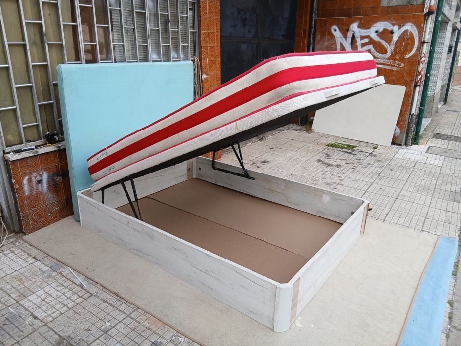 Cama estrado elevatório com cabeceira e colchão