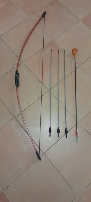 Arco e quatro flechas