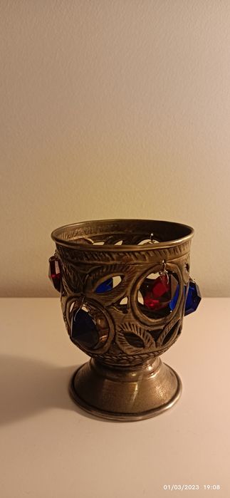 Veleiro com pedras azuis e vermelhas