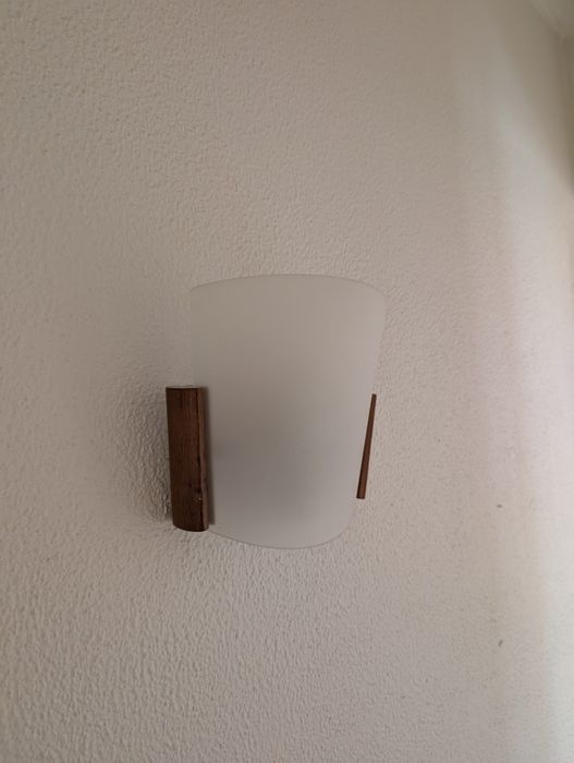 Aplique de parede com abas em madeira e difusor em vidro fosco