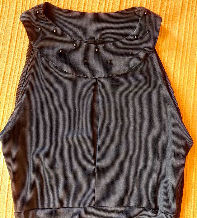 Top preto tipo body com decote