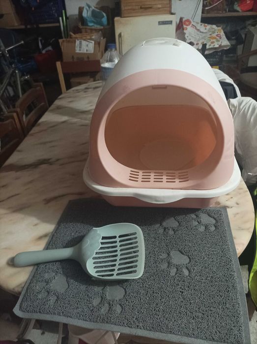 W.C. Gato com tapete e pá