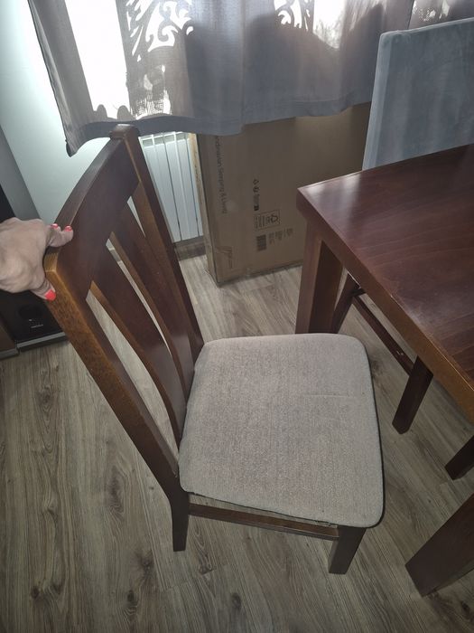 Sprzedam stól do salonu z krzesłami