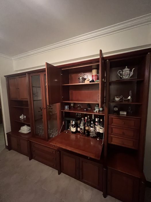 Movel de sala em madeira com vitrine e mini bar