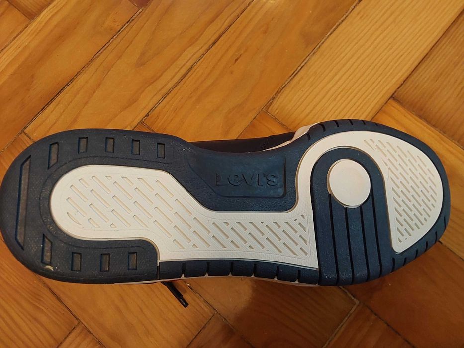 Sapatilhas Azuis Levi's.