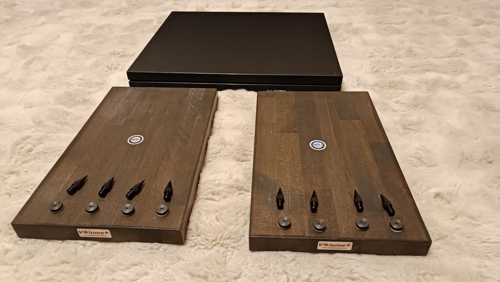 Warte 700 Podstawy drewniane pod głośniki z kolcami plus podstawa pod