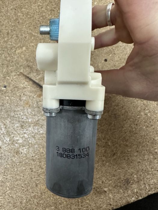 Моторчик склопідйомника Audi q5