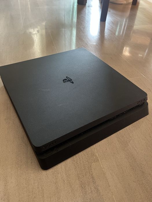 PS4 com jogos sem comandos