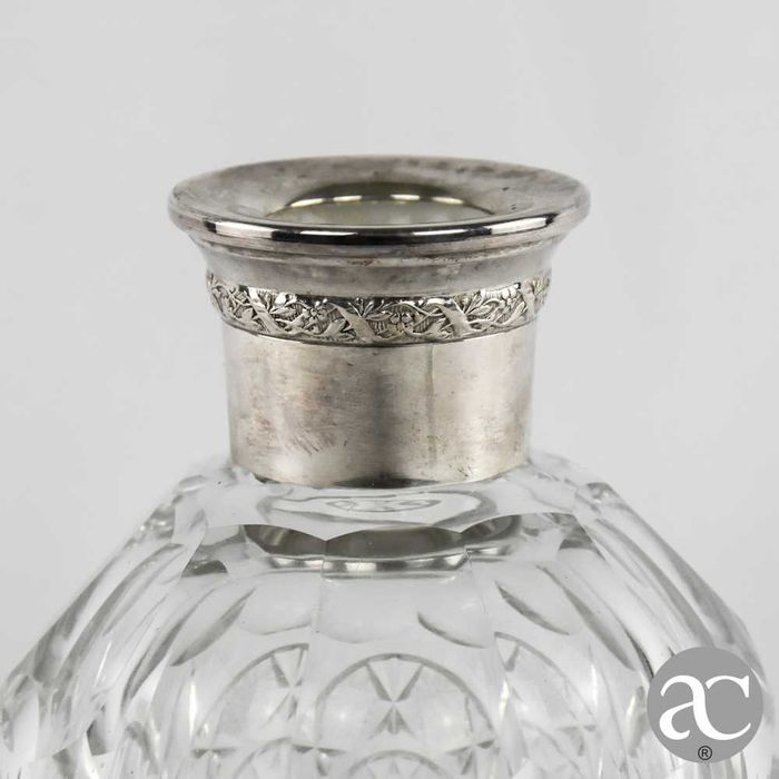 Garrafa em cristal estilo Val Saint Lambert, com gargalo em prata espanhola