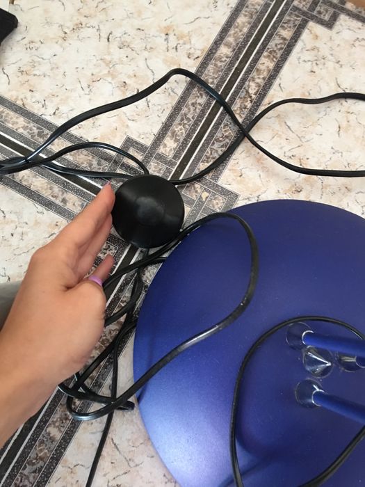 Lampa stojąca podłogowa w kolorze niebieskim z białymi kloszami