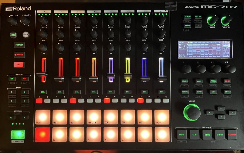 Roland MC-707 Groovebox
