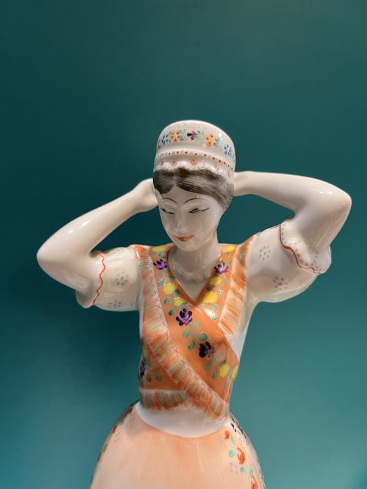 Figurka Dziewczyna w wegierskim stroju ludowym