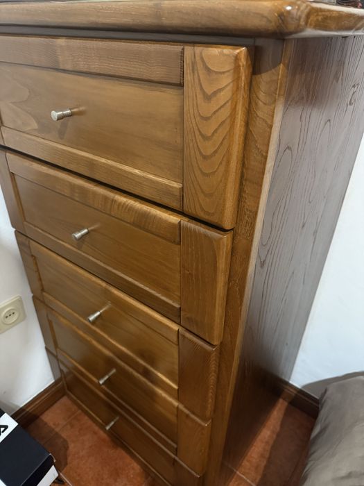 Cama, colchão, cabeceira e cómoda em madeira maciça