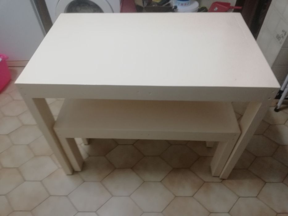 Vários tipos de mesas e bancos de madeira rústica e muito robusta.