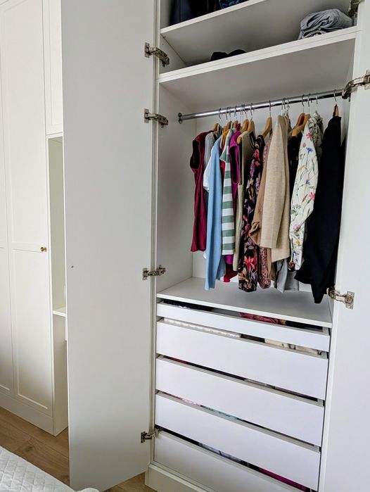 Szafa biała w zabudowie z toaletką – 245 cm