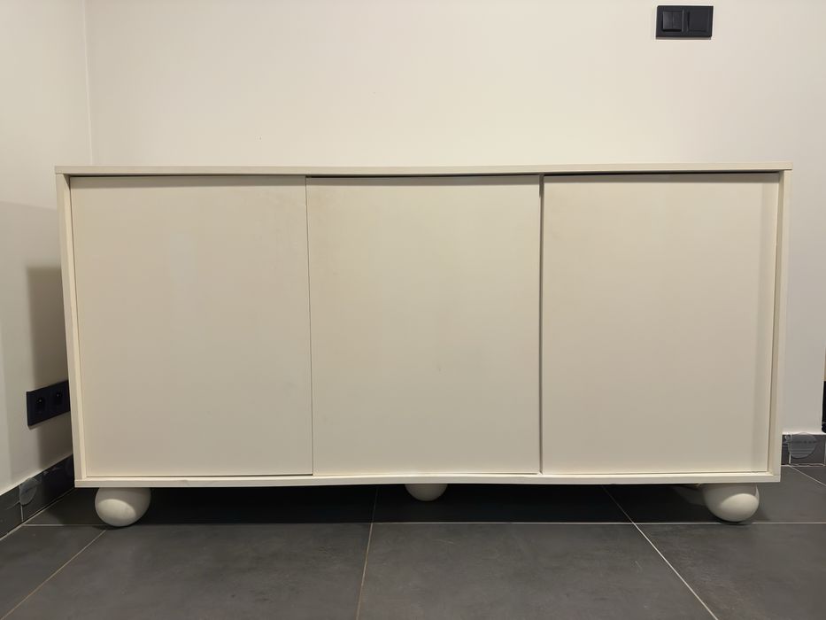 Minimalistyczna komoda na okrągłych nigach