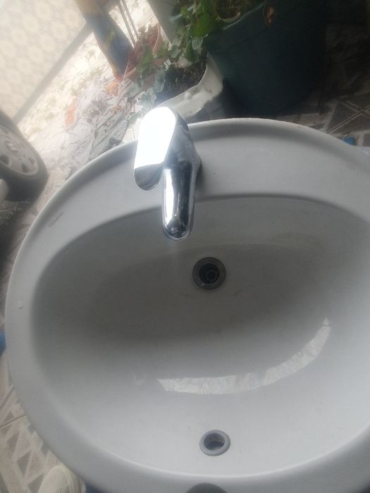 Lavatório valadares em bom estado com torneira