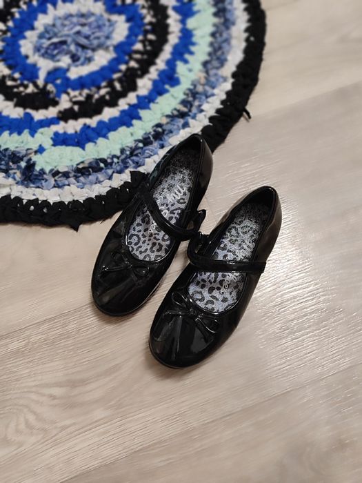 Туфлі на дівчинку в школу продам