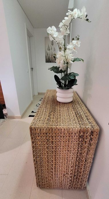 Mesa de centro e aparador em vime trançado