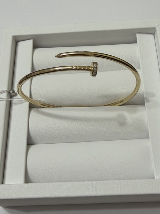 золотий браслет в стилі Cartier