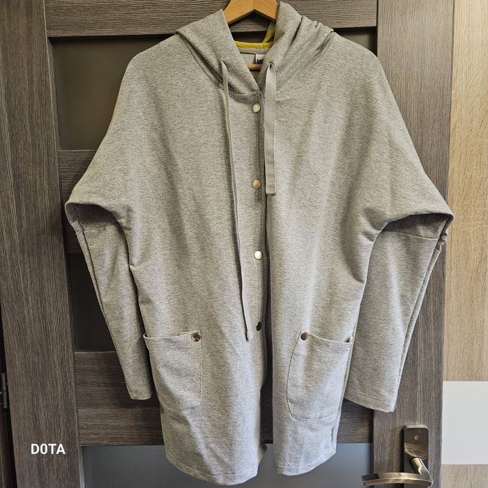 Szara bluza z kapturem