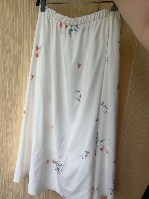 Біла спідниця з квітковим принтом від бренду ByMe, розмір L