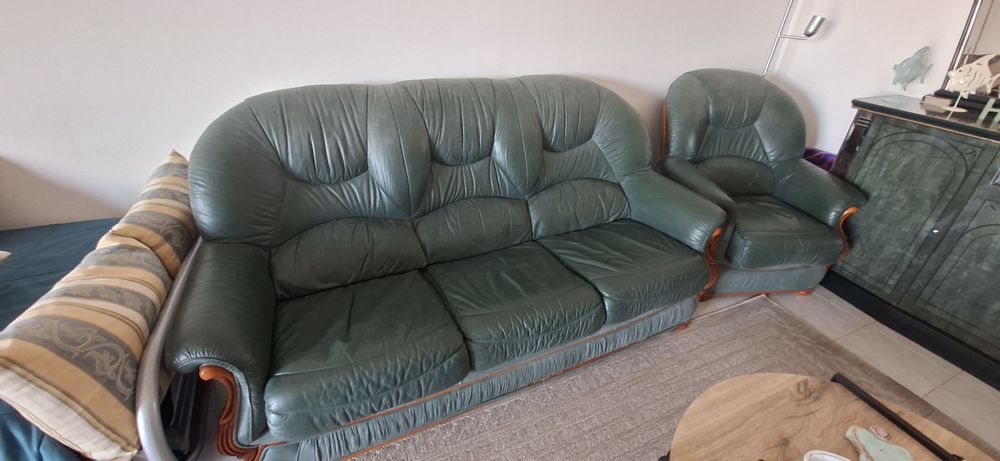 Mobília completa para sala. Estante, aparador, móvel TV, mesa centro, mesa jantar com 6 cadeiras, sofá cama 3 lugares e sofá individual ambos em pele.