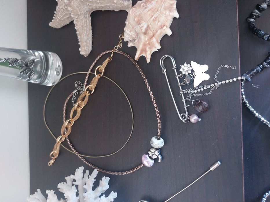 Fios pulseira e pregadeiras