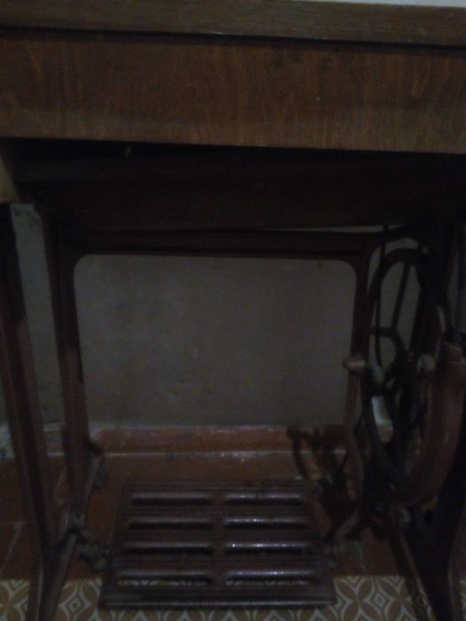 Продам швейную машинку со станиной .