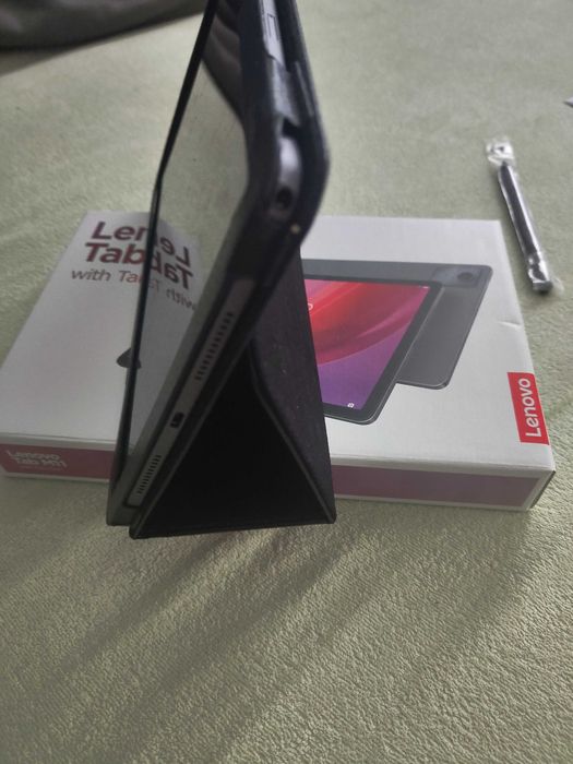 Tablet Lenovo Tab 11 z etui i rysikiem.