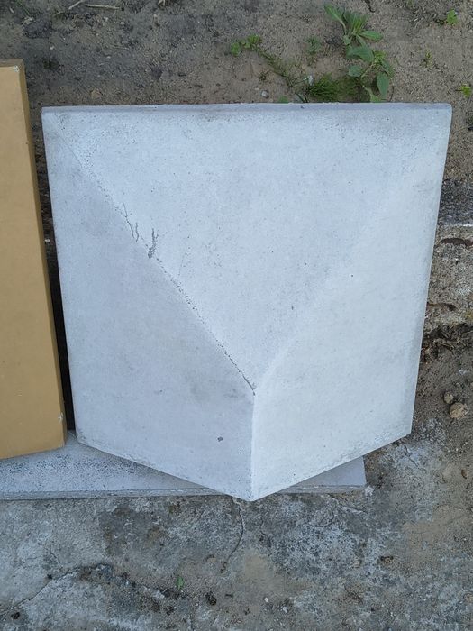 Daszki betonowe czterospadowe