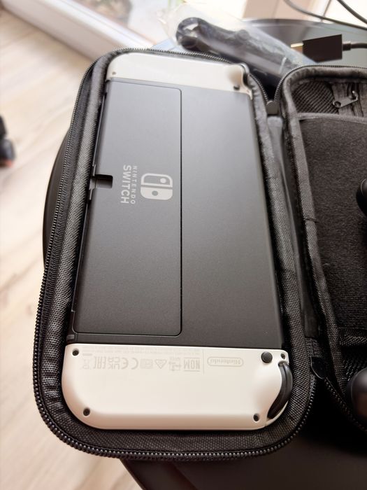 Konsola Nintendo Switch OLED + etui [stan bardzo dobry]