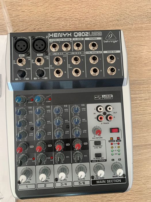 Mesa de mistura Behringer Q802