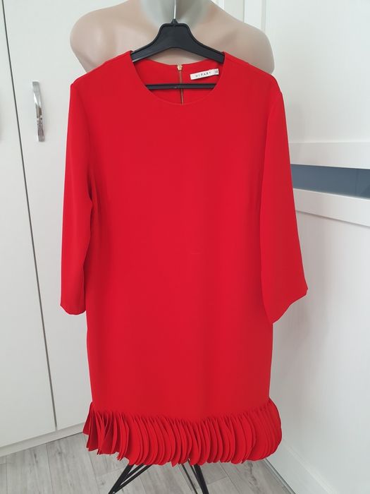 Червона сукня з плісованим низом. Розмір 42 (M-L).350грн.