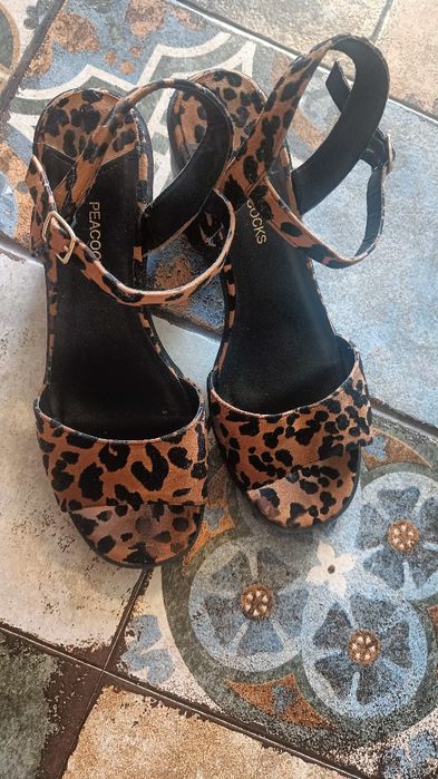 Леопардовые босоножки  39 р.