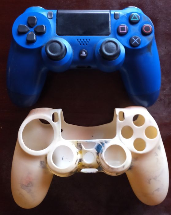 Vendo PS4 com comando e capa e com dois jogos