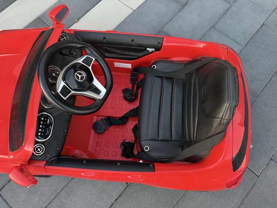 Auto Mercedes czerwony na akumulator