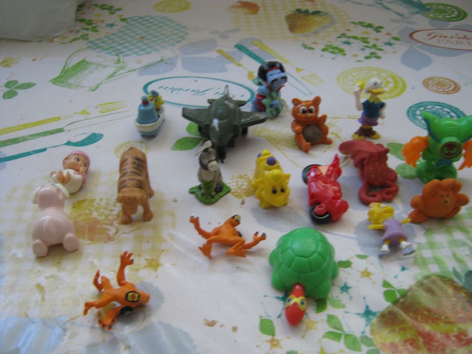 Lot of 18 Collectible Figures64730155018882120