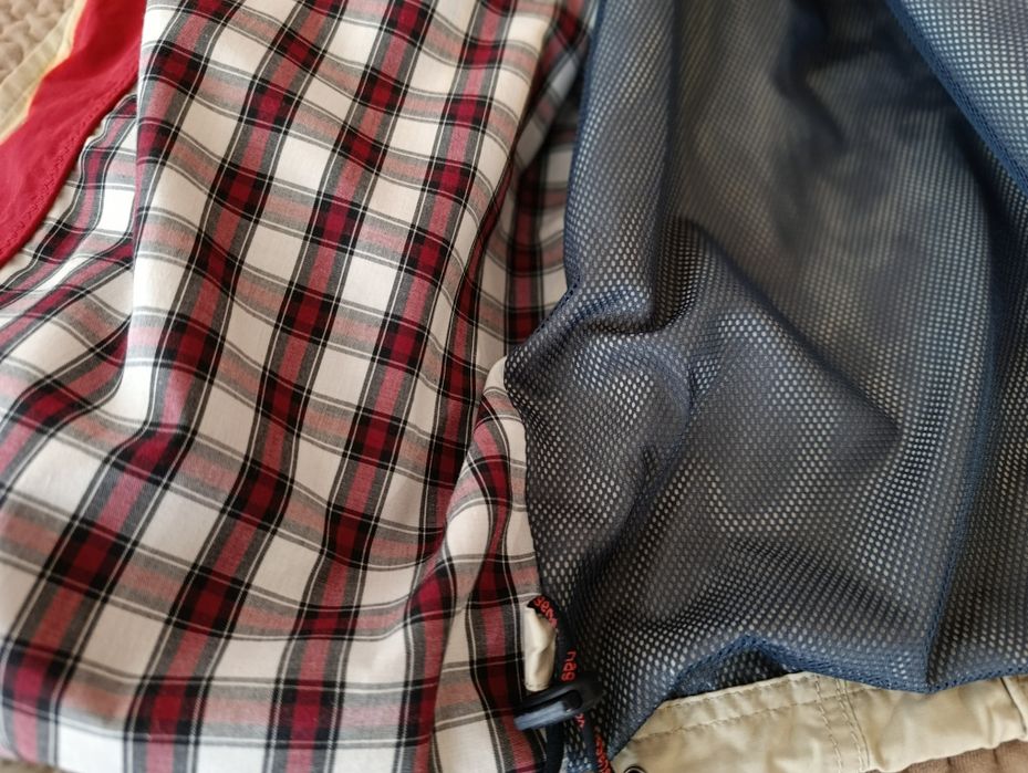 Чоловіча куртка у бежевому кольорі