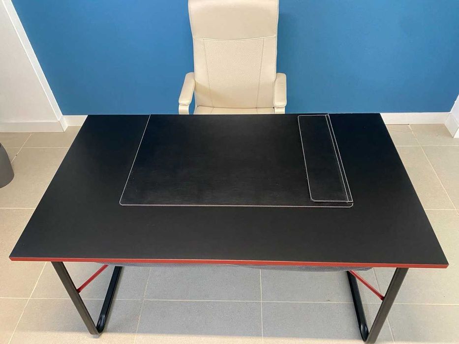 Secretária IKEA HUVUDSPELARE + Tapete IKEA RISSLA | Conjunto de 145 € por apenas 25 € | Estado irrepreensível