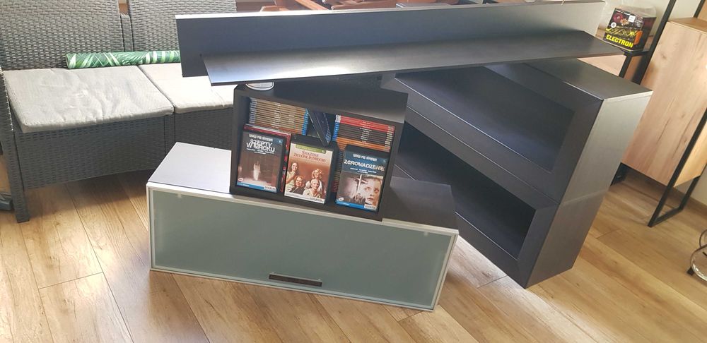 Komplet półek do zawieszania na ścianie. Do sypialni lub salonu.