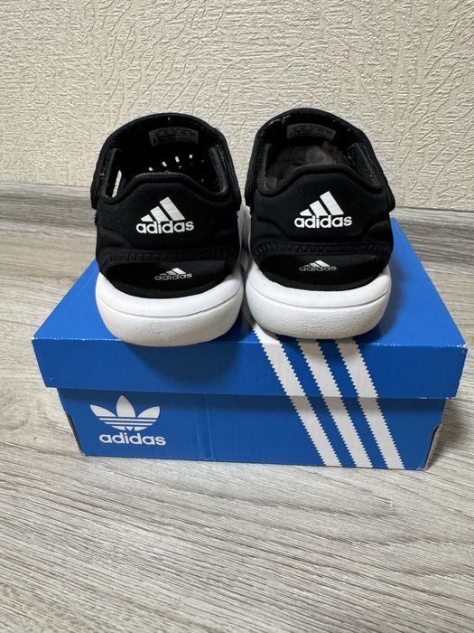 Босоніжки adidas 2 пари+Crocs